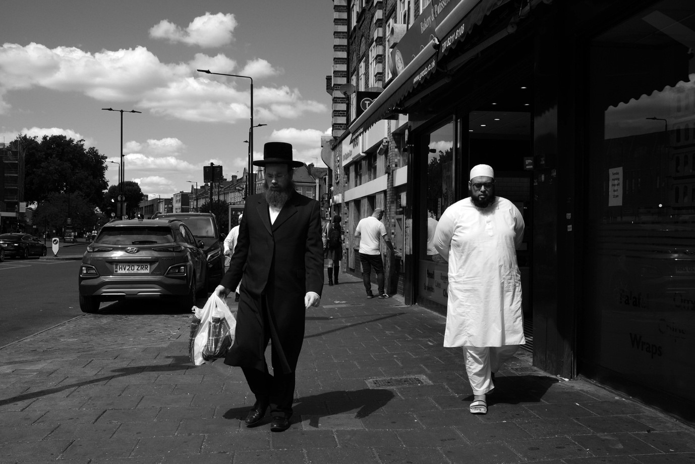 Feature: In Conversation: Street Photographer Mister Geez – Reigns at Capturing Spontaneous Moments of Urban Life in Multicultural London